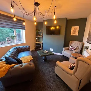 Modern Three Bedroom Home, Hoyland, Barnsley Holiday home
